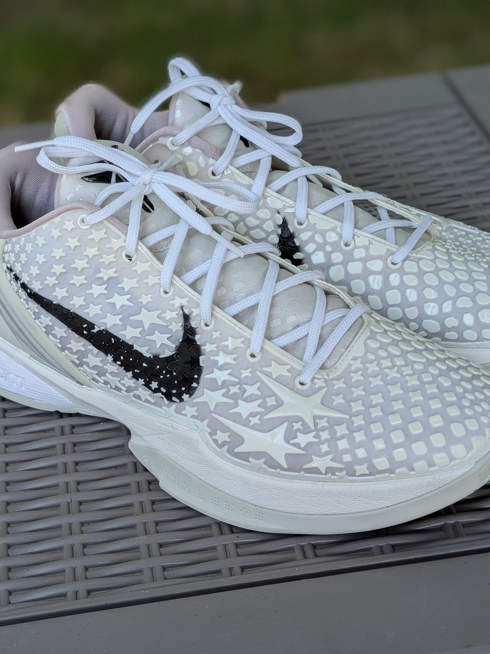 Nike White Athletic Running Shoes with Black Swoosh